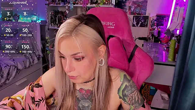 Snapshot of ChloeKohaku chatting on 09-11-25, 04:01 ChloeKohaku online show from 09-11-25, 04:01