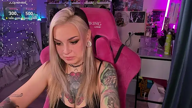 Snapshot of ChloeKohaku chatting on 10-19-25, 04:02 ChloeKohaku online show from 10-19-25, 04:02