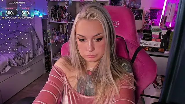 Snapshot of ChloeKohaku chatting on 11-01-25, 05:31 ChloeKohaku online show from 11-01-25, 05:31