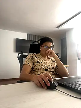 Snapshot of jean283829 chatting on 12-03-25, 03:43 jean283829 online show from 12-03-25, 03:43