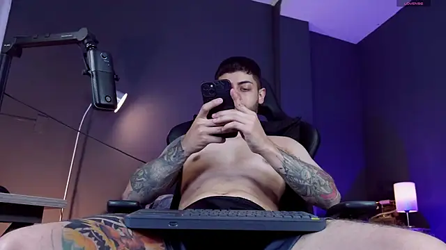 Snapshot of alessandro_duty chatting on 10-30-25, 12:01 alessandro duty online show from 10-30-25, 12:01