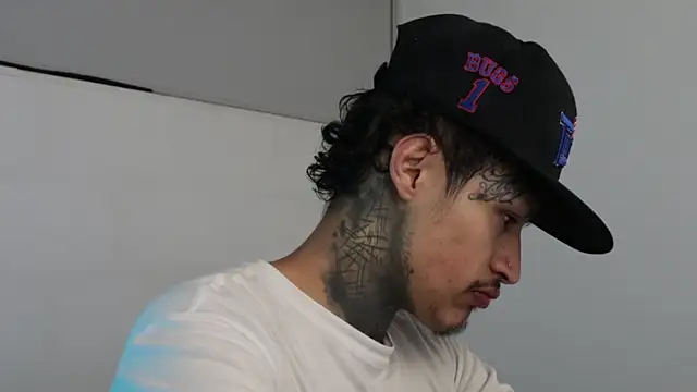 Snapshot of trieone chatting on 02-13-25, 04:11 trieone online show from 02-13-25, 04:11