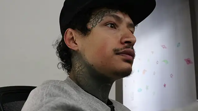 Snapshot of trieone chatting on 10-20-25, 12:05 trieone online show from 10-20-25, 12:05