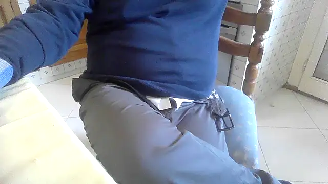 Snapshot of polloiw chatting on 10-06-25, 10:12 polloiw online show from 10-06-25, 10:12