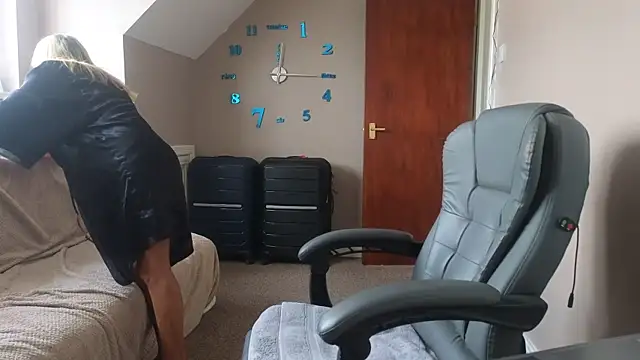 Snapshot of hollyjanesmith chatting on 10-08-25, 11:19 hollyjanesmith online show from 10-08-25, 11:19