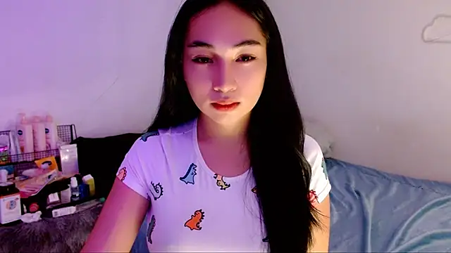 Snapshot of SweetLilly_18 chatting on 09-27-25, 03:33 SweetLilly 18 online show from 09-27-25, 03:33