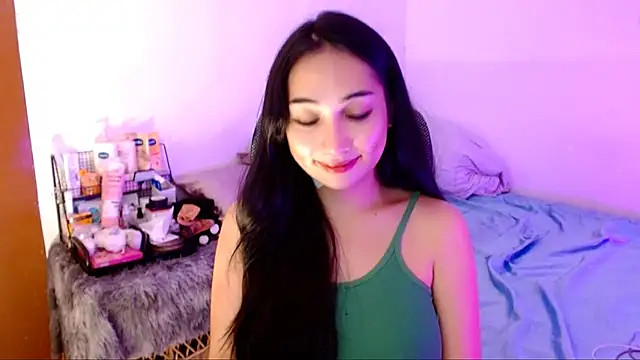 Snapshot of SweetLilly_18 chatting on 10-24-25, 01:46 SweetLilly 18 online show from 10-24-25, 01:46