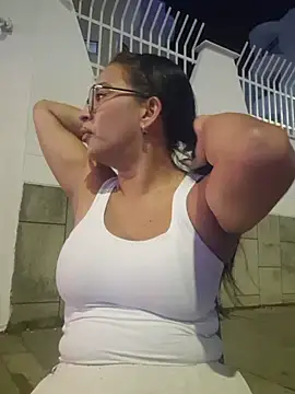 Snapshot of DAELAA chatting on 03-19-25, 11:57 DAELAA online show from 03-19-25, 11:57