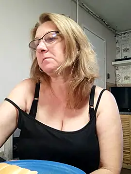 Snapshot of Elza01 chatting on 10-17-25, 06:27 Elza01 online show from 10-17-25, 06:27