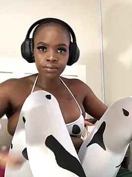 Snapshot of LuciousLips96 chatting on 02-07-25, 07:40 LuciousLips96 online show from 02-07-25, 07:40