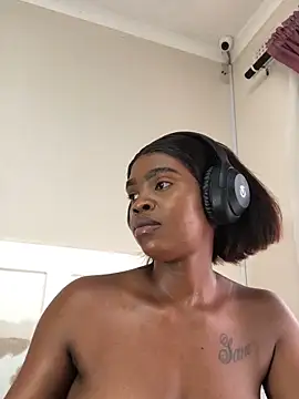 Snapshot of LuciousLips96 chatting on 02-13-25, 12:00 LuciousLips96 online show from 02-13-25, 12:00