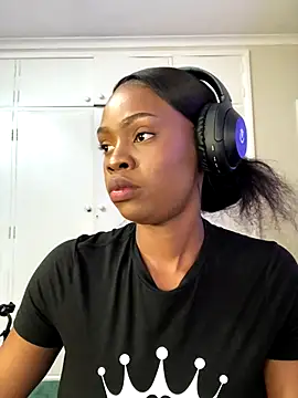 Snapshot of LuciousLips96 chatting on 10-26-25, 07:25 LuciousLips96 online show from 10-26-25, 07:25