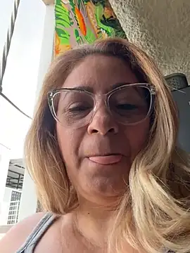 Snapshot of x_elena_x chatting on 12-04-24, 12:14 x elena x online show from 12-04-24, 12:14