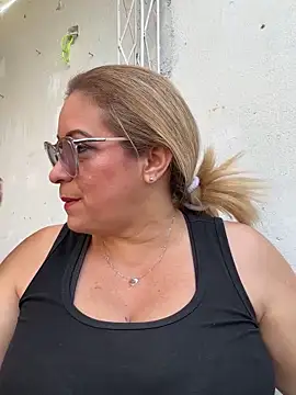 Snapshot of x_elena_x chatting on 12-11-24, 08:39 x elena x online show from 12-11-24, 08:39