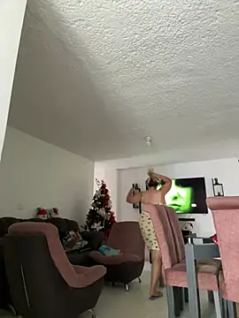 Snapshot of x_elena_x chatting on 12-12-24, 03:27 x elena x online show from 12-12-24, 03:27