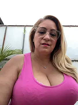 Snapshot of x_elena_x chatting on 12-14-24, 10:39 x elena x online show from 12-14-24, 10:39