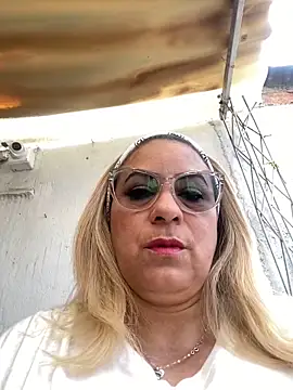 Snapshot of x_elena_x chatting on 12-15-24, 07:21 x elena x online show from 12-15-24, 07:21