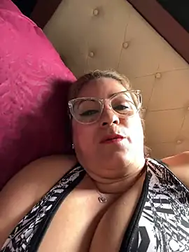 Snapshot of x_elena_x chatting on 12-19-24, 06:45 x elena x online show from 12-19-24, 06:45