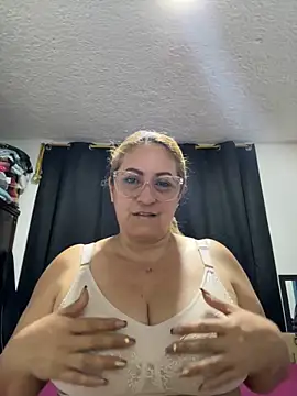 Snapshot of x_elena_x chatting on 12-20-24, 11:26 x elena x online show from 12-20-24, 11:26