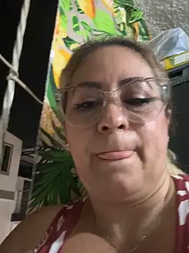 Snapshot of x_elena_x chatting on 12-22-24, 01:55 x elena x online show from 12-22-24, 01:55