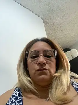 Snapshot of x_elena_x chatting on 12-24-24, 11:38 x elena x online show from 12-24-24, 11:38