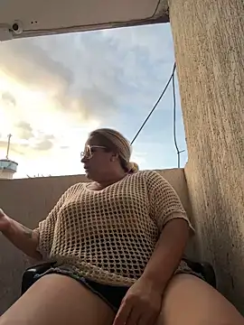 Snapshot of x_elena_x chatting on 12-25-24, 10:27 x elena x online show from 12-25-24, 10:27