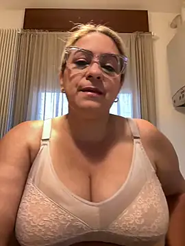 Snapshot of x_elena_x chatting on 01-27-25, 11:32 x elena x online show from 01-27-25, 11:32