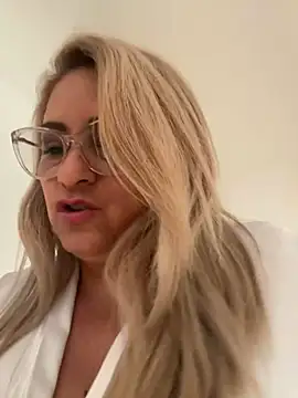 Snapshot of x_elena_x chatting on 01-29-25, 01:17 x elena x online show from 01-29-25, 01:17