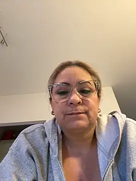 Snapshot of x_elena_x chatting on 01-31-25, 07:50 x elena x online show from 01-31-25, 07:50