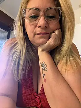 Snapshot of x_elena_x chatting on 02-01-25, 08:29 x elena x online show from 02-01-25, 08:29