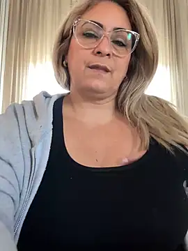 Snapshot of x_elena_x chatting on 02-05-25, 11:44 x elena x online show from 02-05-25, 11:44