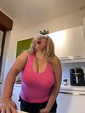 Snapshot of x_elena_x chatting on 02-08-25, 08:09 x elena x online show from 02-08-25, 08:09