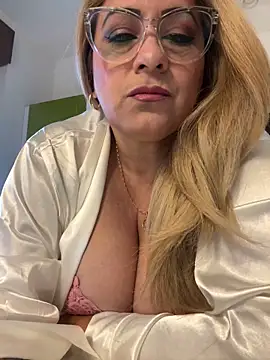 Snapshot of x_elena_x chatting on 02-11-25, 08:48 x elena x online show from 02-11-25, 08:48