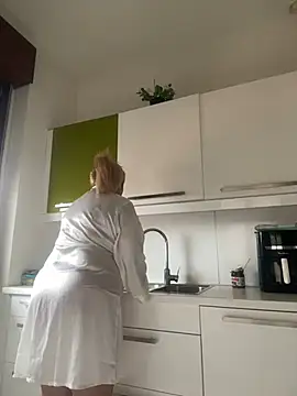 Snapshot of x_elena_x chatting on 02-13-25, 09:09 x elena x online show from 02-13-25, 09:09