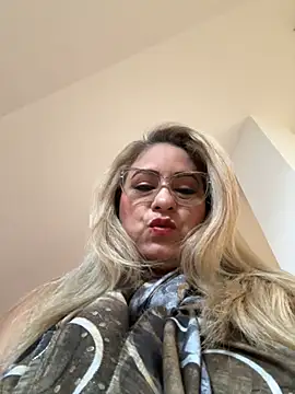 Snapshot of x_elena_x chatting on 02-15-25, 08:11 x elena x online show from 02-15-25, 08:11