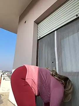 Snapshot of x_elena_x chatting on 02-20-25, 12:25 x elena x online show from 02-20-25, 12:25