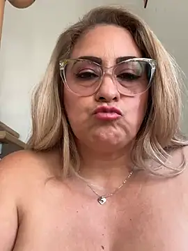 Snapshot of x_elena_x chatting on 02-21-25, 09:24 x elena x online show from 02-21-25, 09:24