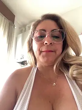 Snapshot of x_elena_x chatting on 02-22-25, 08:18 x elena x online show from 02-22-25, 08:18