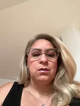 Snapshot of x_elena_x chatting on 02-24-25, 09:00 x elena x online show from 02-24-25, 09:00