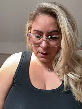 Snapshot of x_elena_x chatting on 02-24-25, 12:05 x elena x online show from 02-24-25, 12:05