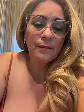 Snapshot of x_elena_x chatting on 02-25-25, 01:39 x elena x online show from 02-25-25, 01:39