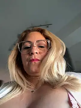 Snapshot of x_elena_x chatting on 02-27-25, 09:43 x elena x online show from 02-27-25, 09:43