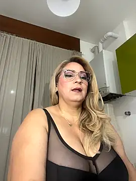 Snapshot of x_elena_x chatting on 10-24-25, 06:32 x elena x online show from 10-24-25, 06:32