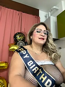 Snapshot of x_elena_x chatting on 11-22-25, 08:13 x elena x online show from 11-22-25, 08:13