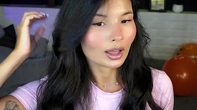 Snapshot of ErikaSoft chatting on 10-28-25, 01:58 ErikaSoft online show from 10-28-25, 01:58