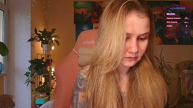 Snapshot of GoodWitch_ chatting on 10-04-25, 08:23 GoodWitch online show from 10-04-25, 08:23