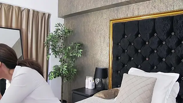 Snapshot of LisaCroft chatting on 02-22-25, 07:01 LisaCroft online show from 02-22-25, 07:01