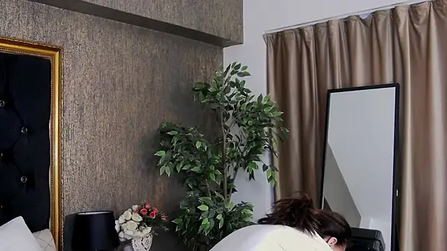 Snapshot of LisaCroft chatting on 03-21-25, 06:05 LisaCroft online show from 03-21-25, 06:05