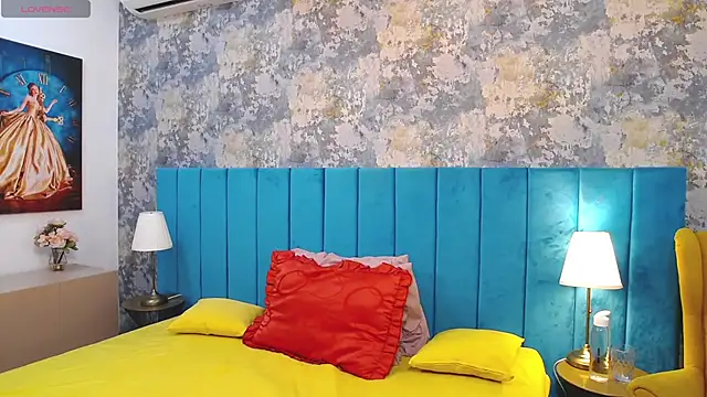 Snapshot of LisaCroft chatting on 09-19-25, 06:04 LisaCroft online show from 09-19-25, 06:04