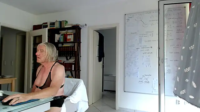 Snapshot of Sokrates3 chatting on 07-11-26, 11:46 Sokrates3 online show from 07-11-26, 11:46